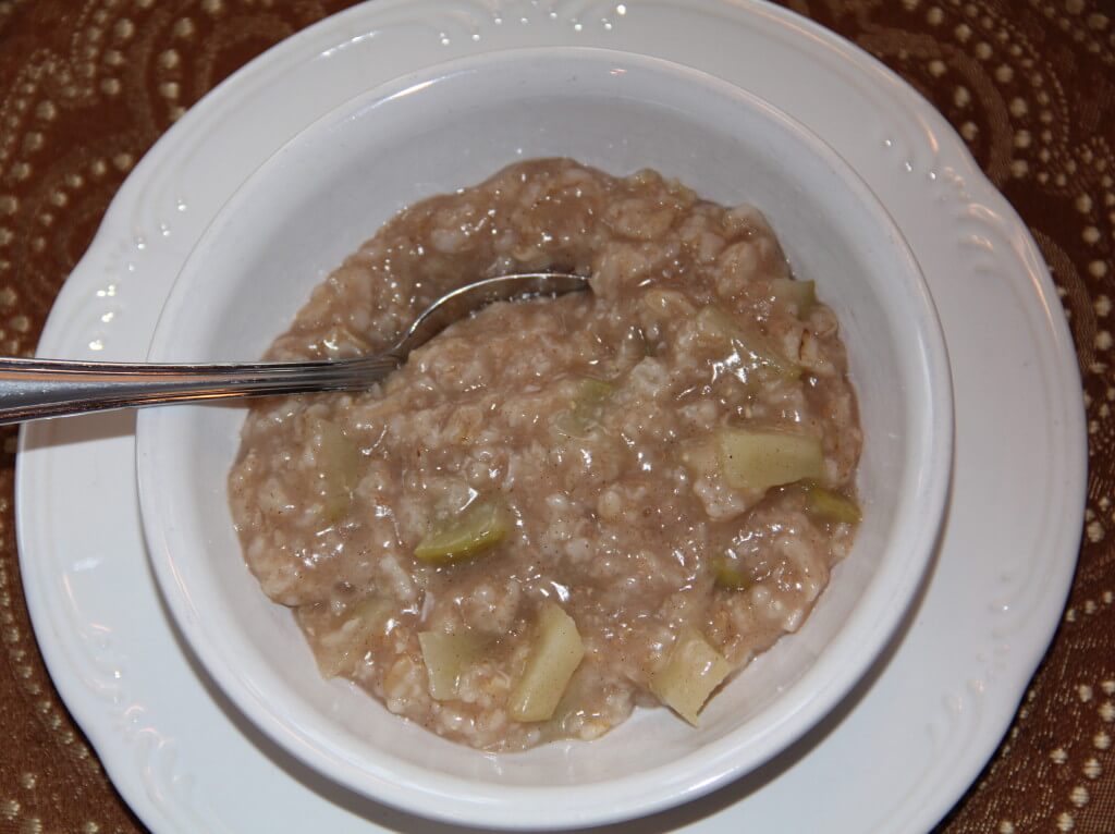 Quick and Easy Apple Cinnamon Oatmeal in the Microwave