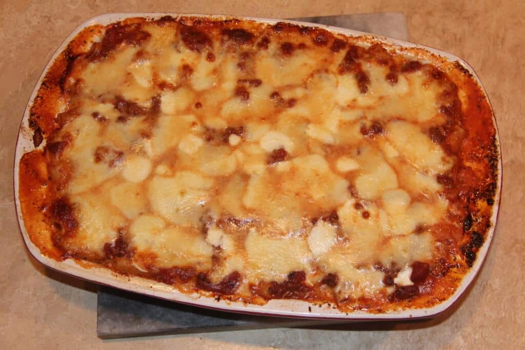 a dish of baked ziti