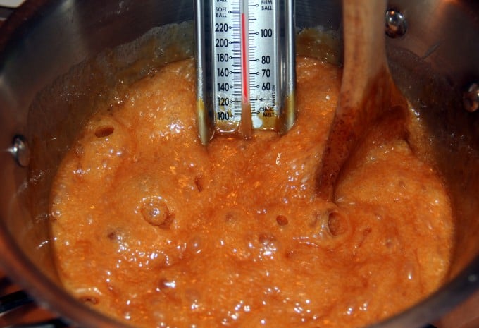 Cooking caramel sauce