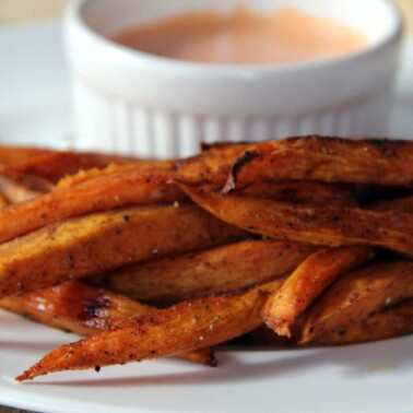 Sweet Potato Fries — these oven baked sweet potato fries are just the right mix of sweet and spicy!