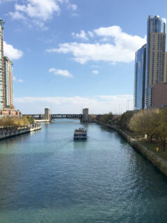 Chicago Travel Guide showing the river in downtown Chicago.