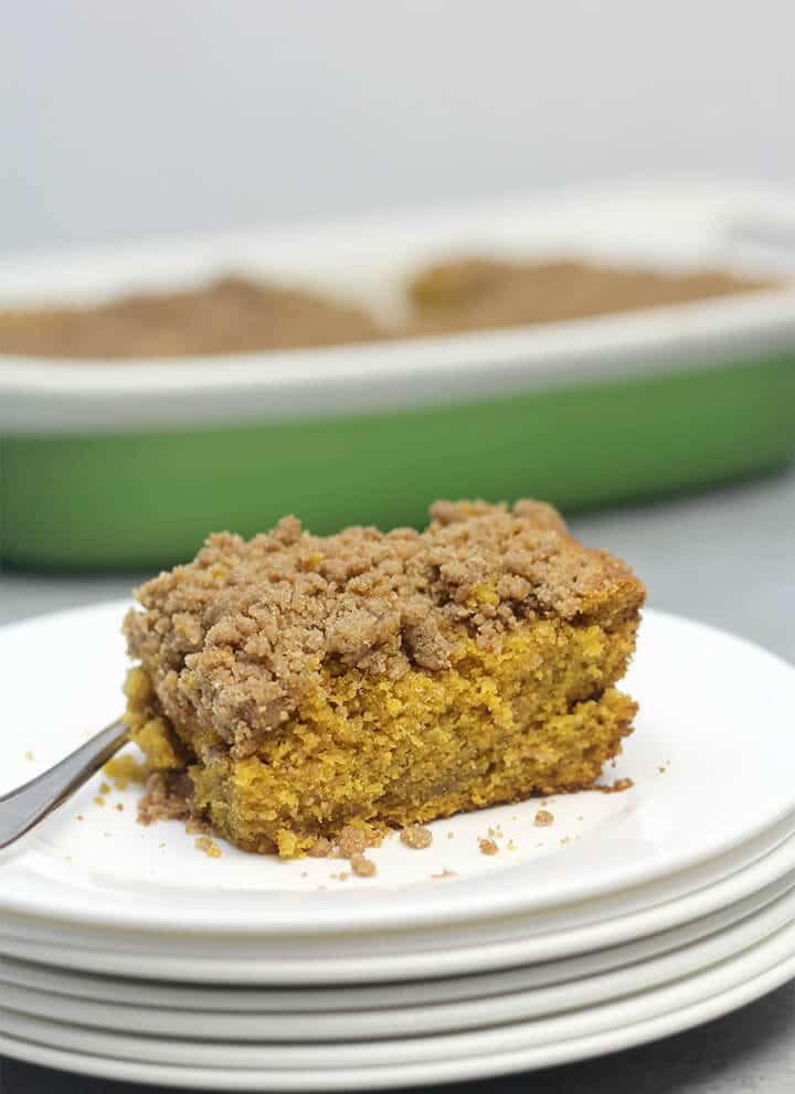 A piece of cake on a plate, with Streusel and Butter