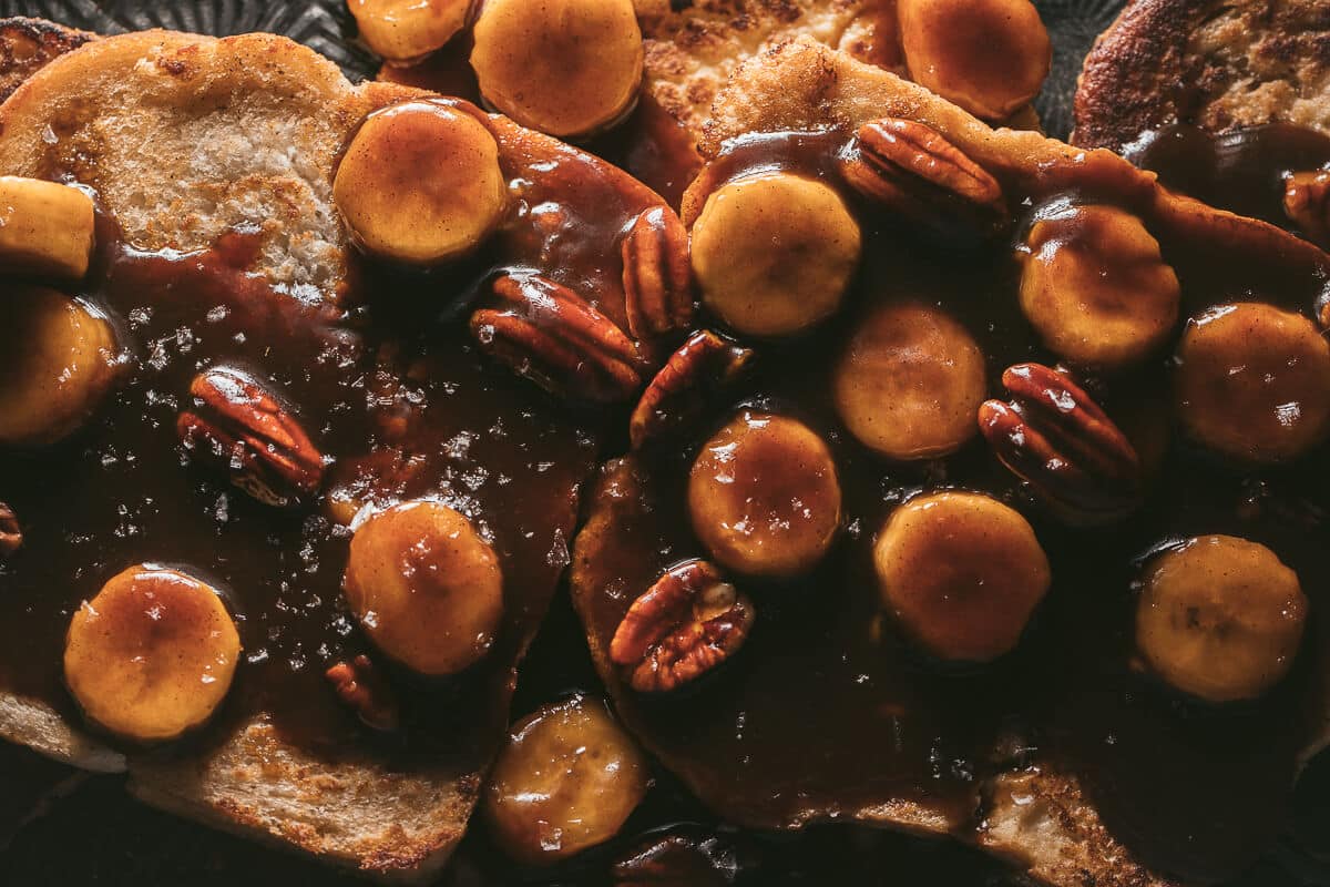 A serving of caramelized bananas over bread.