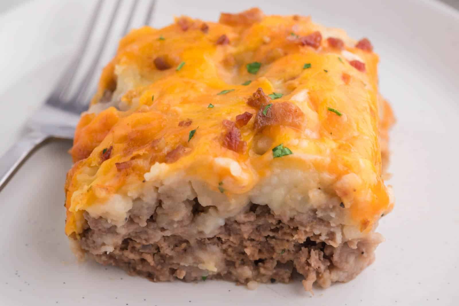 Fifteen Southern casseroles made for potlucks—hearty mains, classic sides, and easy breakfast bakes 