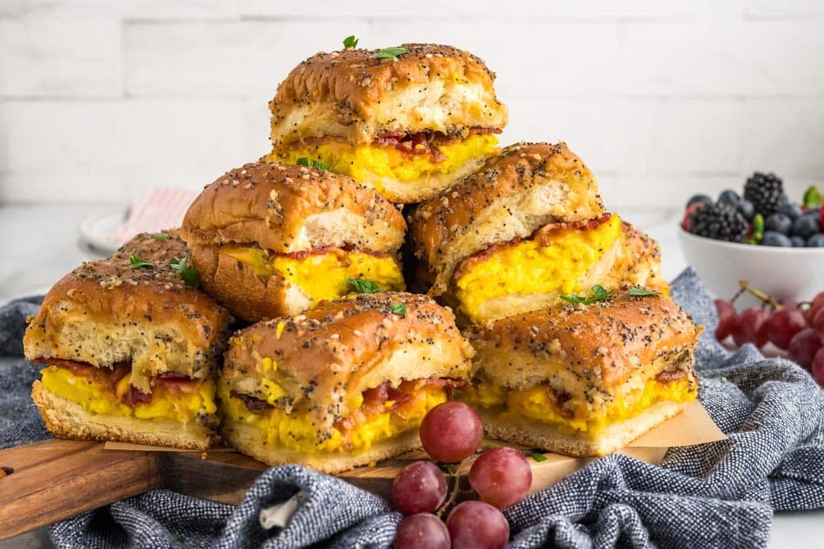 Cheesy, fluffy, and packed with flavor, these Hawaiian Roll Breakfast Sliders are the ultimate break